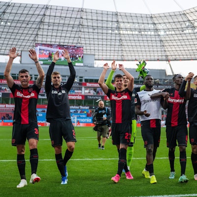 Die Leverkusener Spieler feiern nach der Partie gegen Köln.