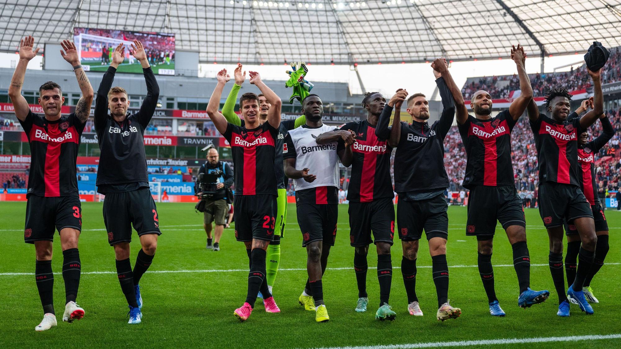 Die Leverkusener Spieler feiern nach der Partie gegen Köln.