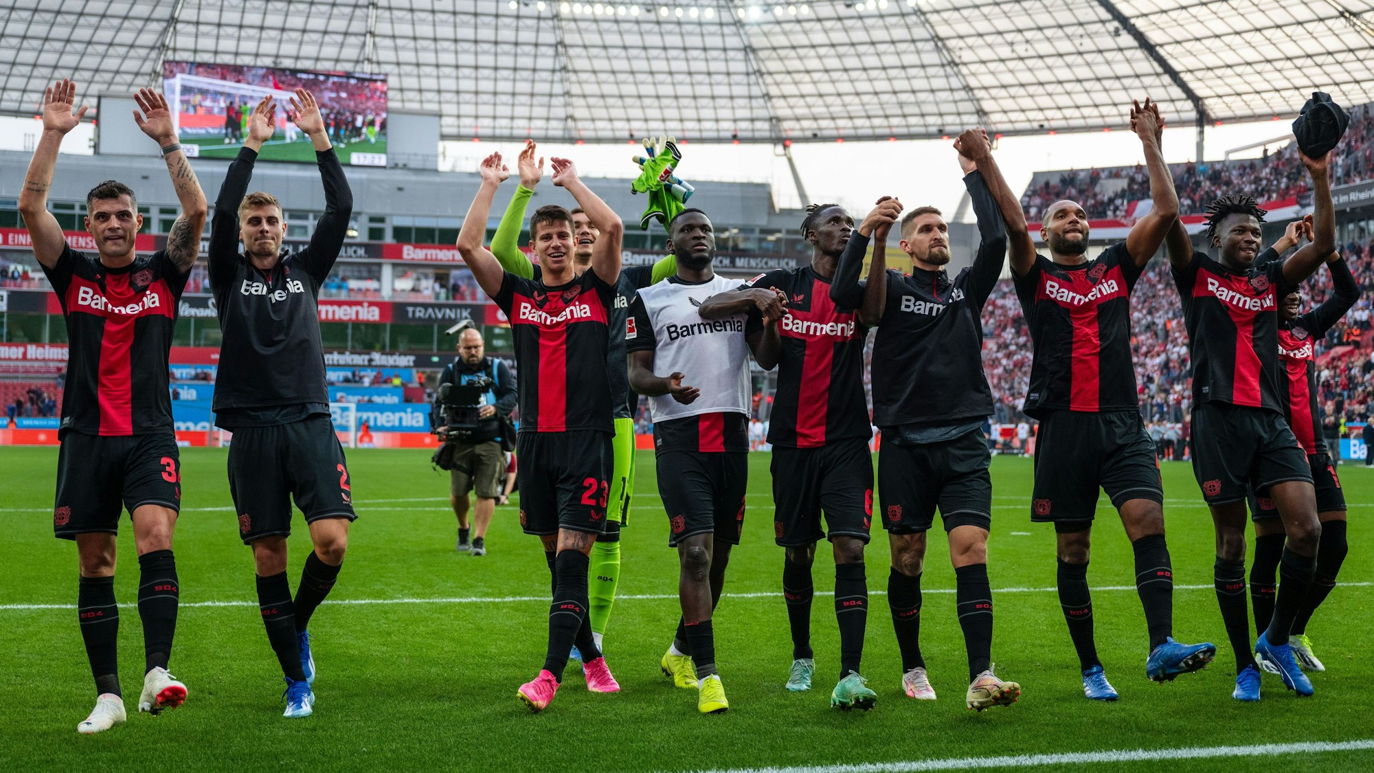 Die Leverkusener Spieler feiern nach der Partie gegen Köln.
