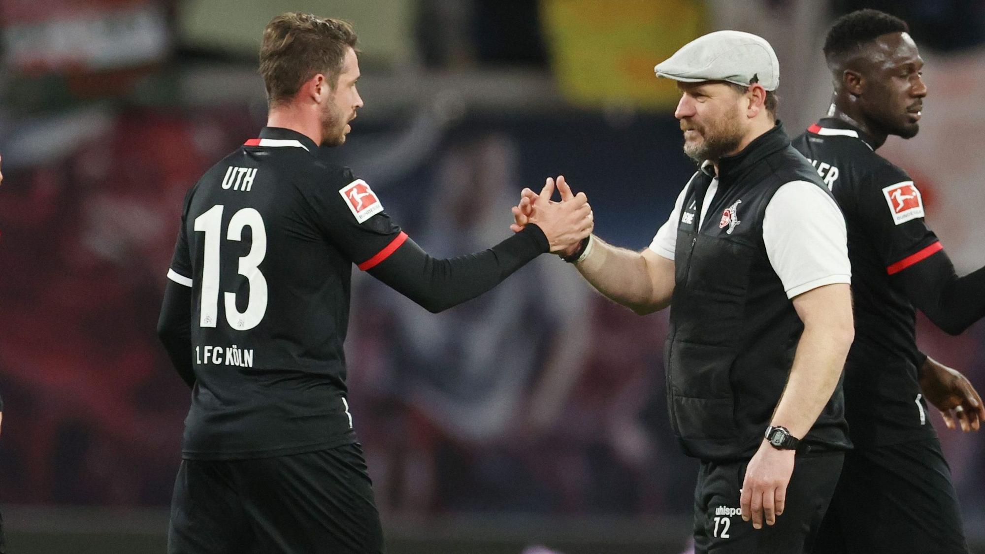 Kölns Trainer Steffen Baumgart (r) und Mark Uth.
