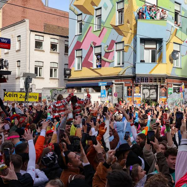 Jugendliche feiern auf der Zülpicher Straße Karneval.
