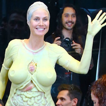 Heidi Klum winkt bei den Halloween-Kostümvorbereitungen 2019.