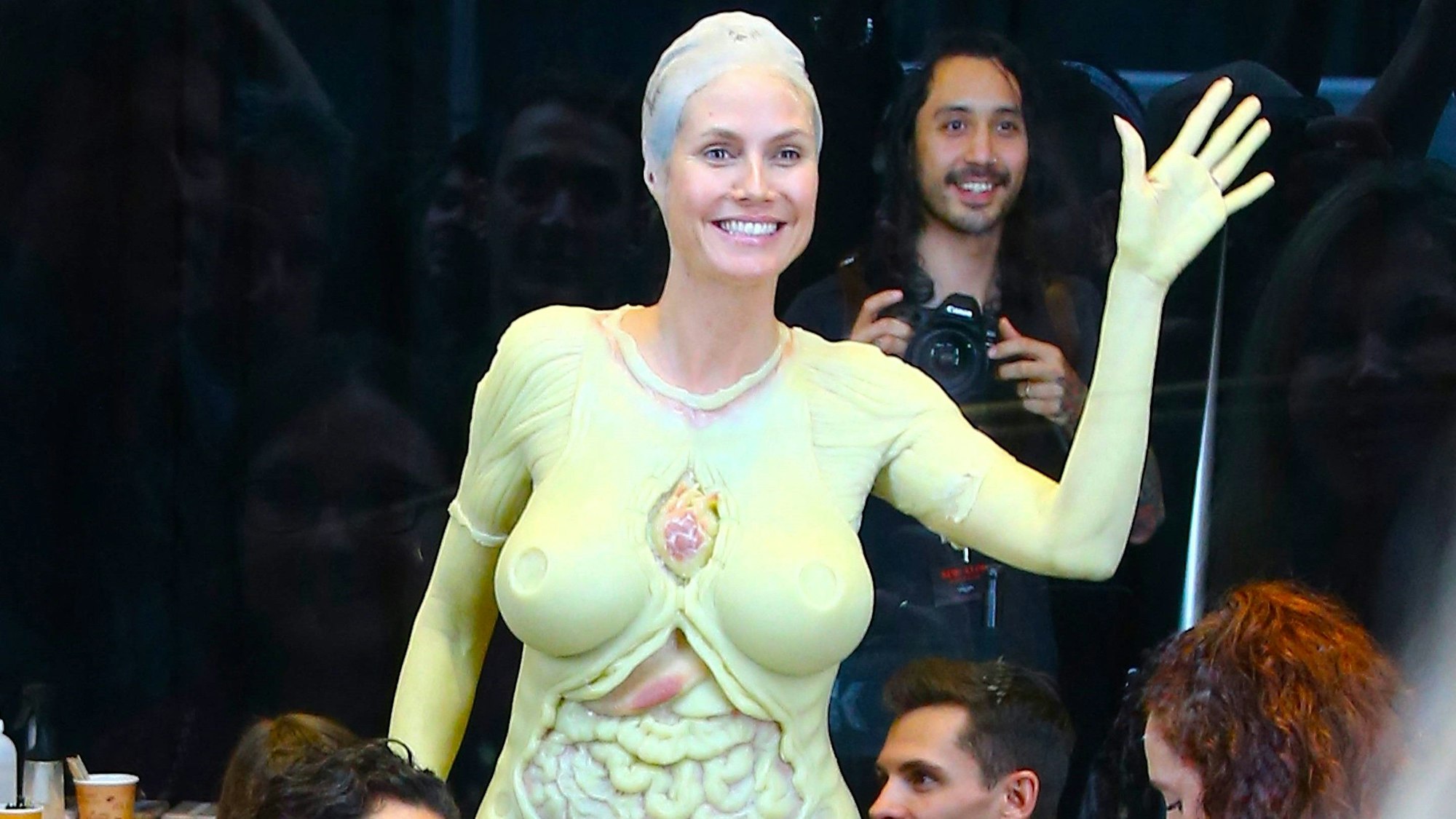 Heidi Klum winkt bei den Halloween-Kostümvorbereitungen 2019.