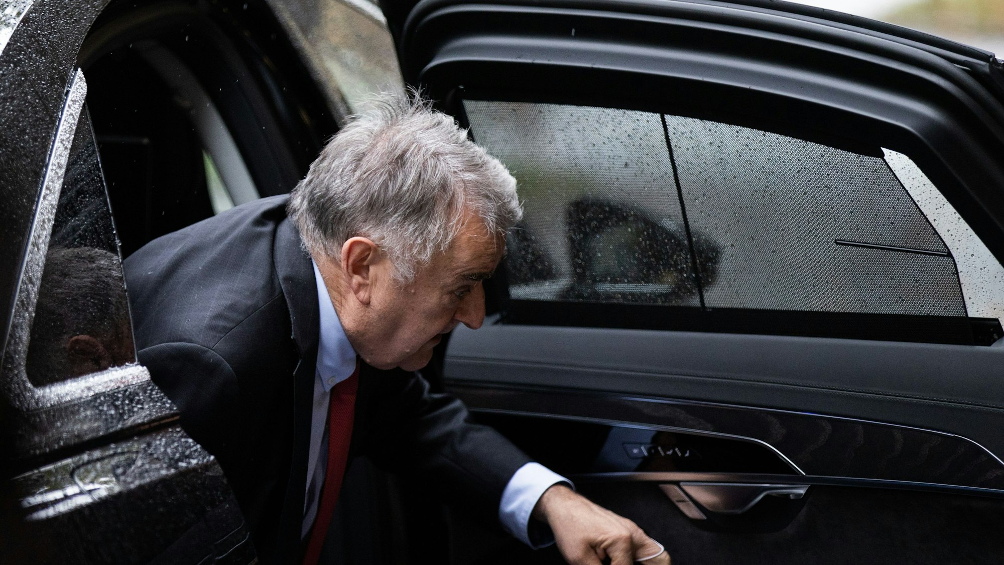 Herbert Reul (CDU), Innenminister von Nordrhein-Westfalen, steigt vor einer Kabinettssitzung aus seinem Auto aus. Die neuen NRW-Minister können sich ihr Auto nicht aussuchen. +++ dpa-Bildfunk +++