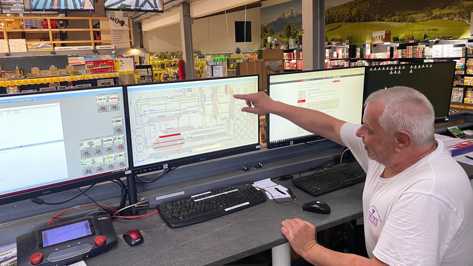 Hans-Helmut Biesdorf zeigt, welche Technik in der Modelleisenbahn-Landschaft steckt.