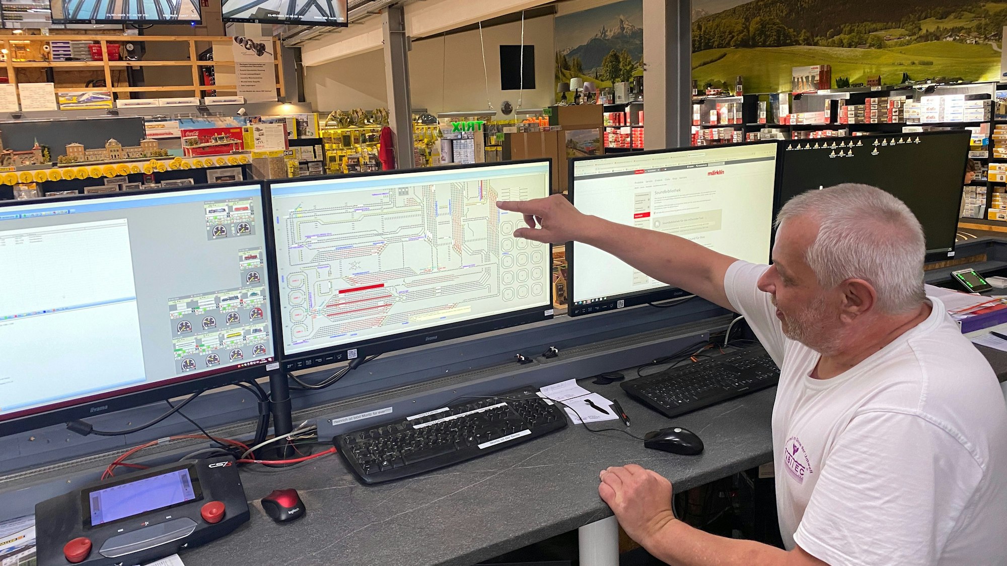 Hans-Helmut Biesdorf zeigt, welche Technik in der Modelleisenbahn-Landschaft steckt.