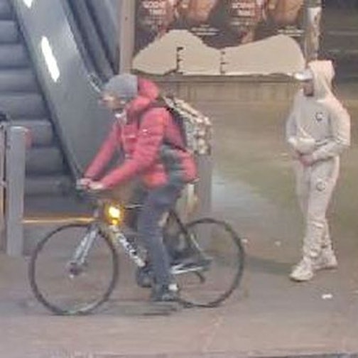 Diese beiden Männer sollen einen 33-Jährigen am S-Bahnhof Hansaring überfallen haben.