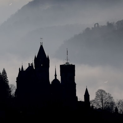 Nebelschwaden ziehen hinter Schloss Drachenburg durchs Siebengebirge (Archivfoto).