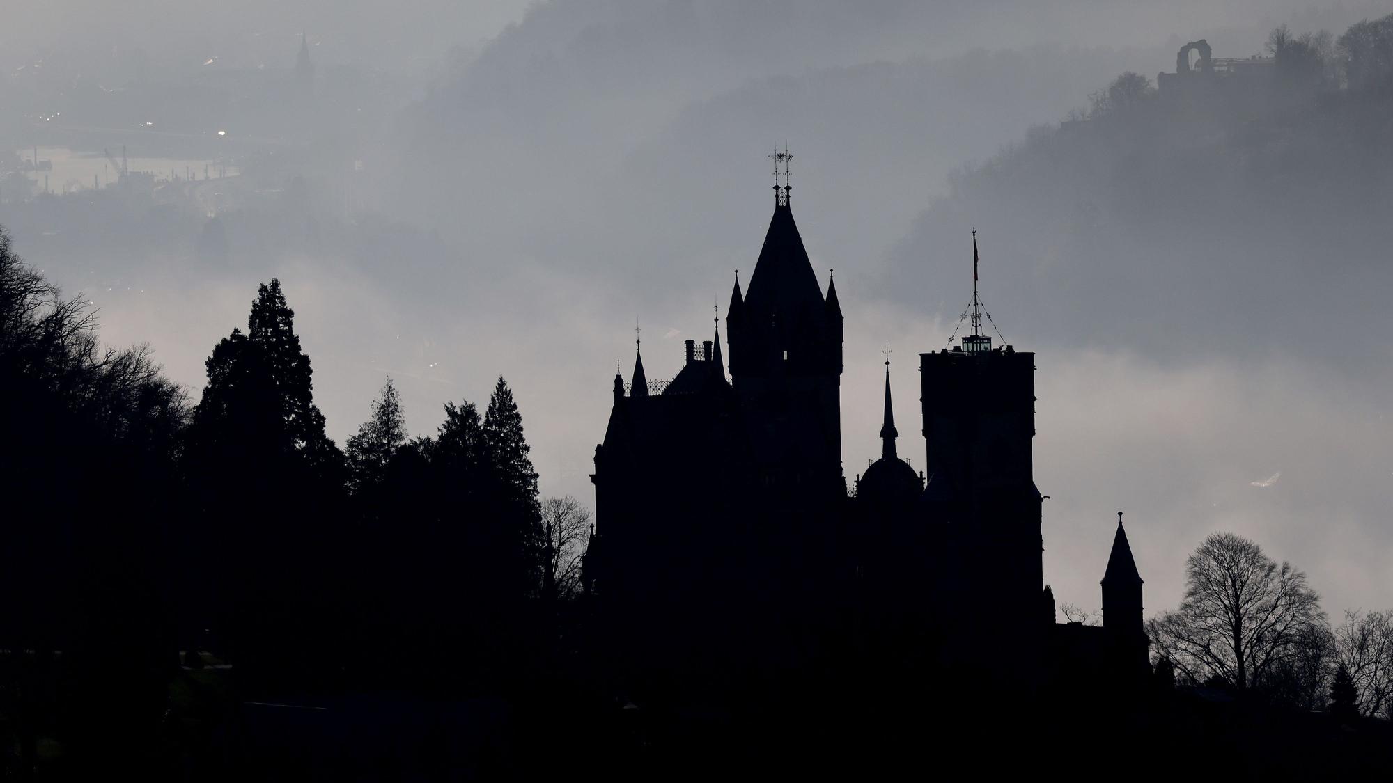 Nebelschwaden ziehen hinter Schloss Drachenburg durchs Siebengebirge (Archivfoto).