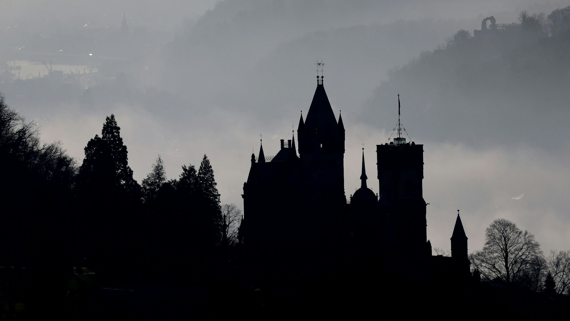 Nebelschwaden ziehen hinter Schloss Drachenburg durchs Siebengebirge (Archivfoto).