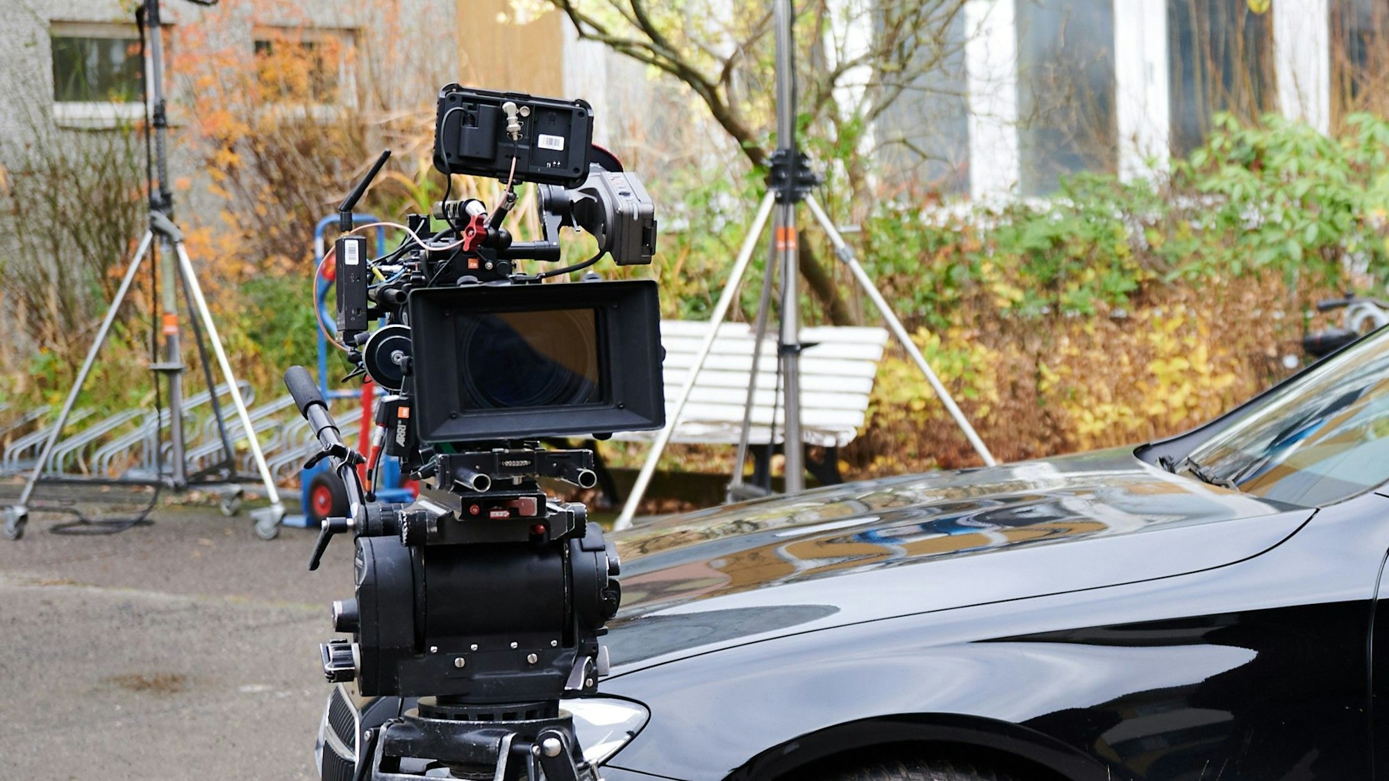 Eine Kamera steht an einem Drehort (Symbolfoto).