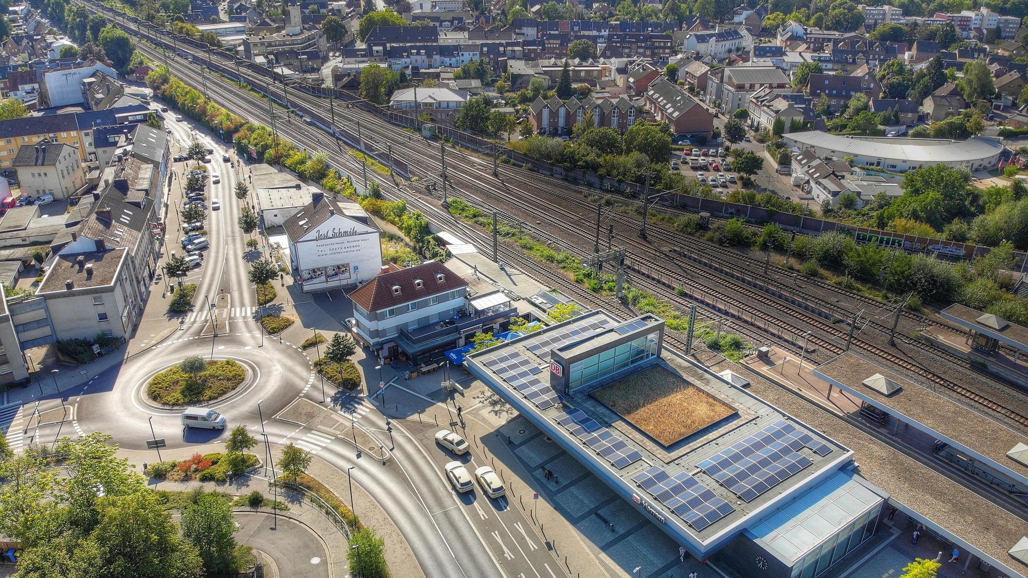Auf dem Foto sind Teile von Kerpen-Horrem zu sehen, im Vordergrund der Bahnhof.