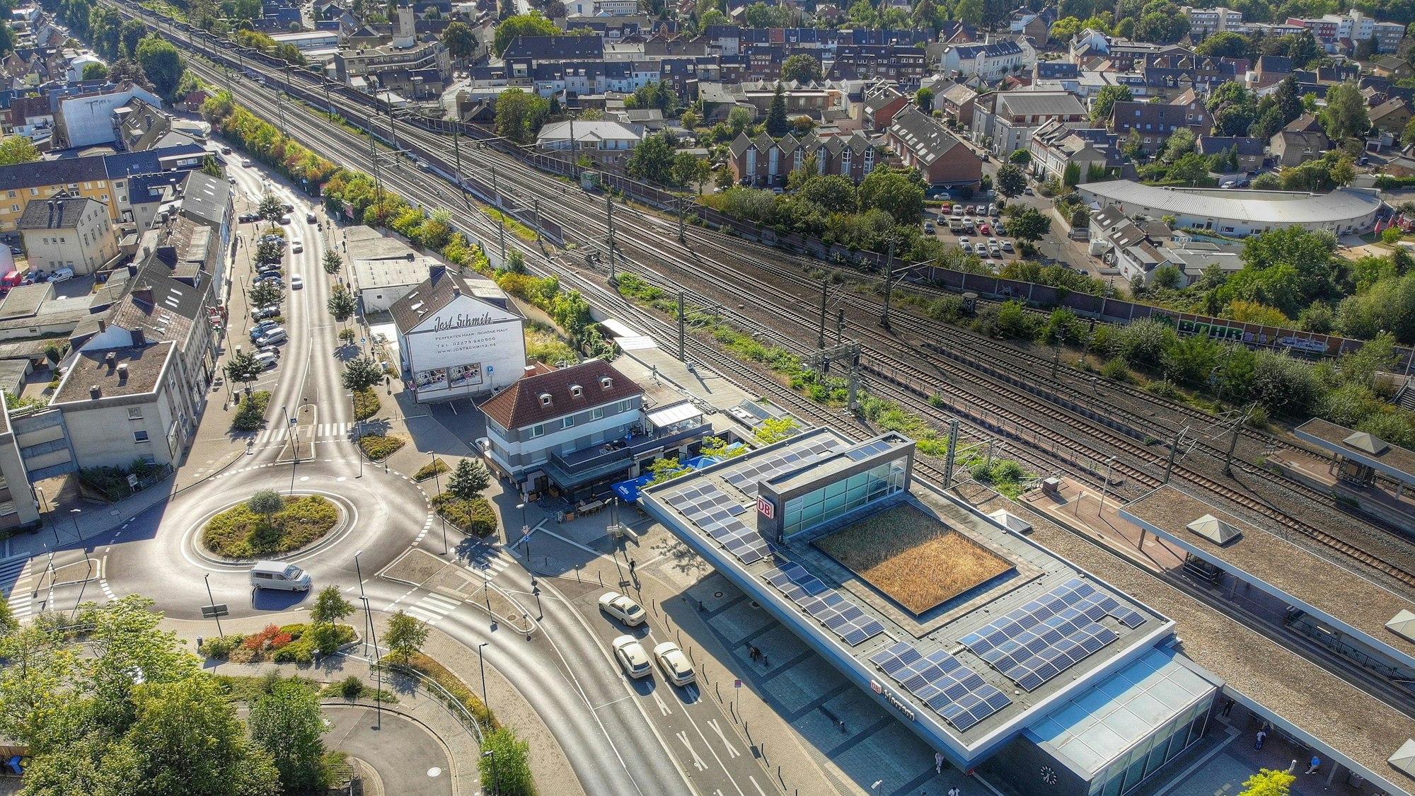 Auf dem Foto sind Teile von Kerpen-Horrem zu sehen, im Vordergrund der Bahnhof.