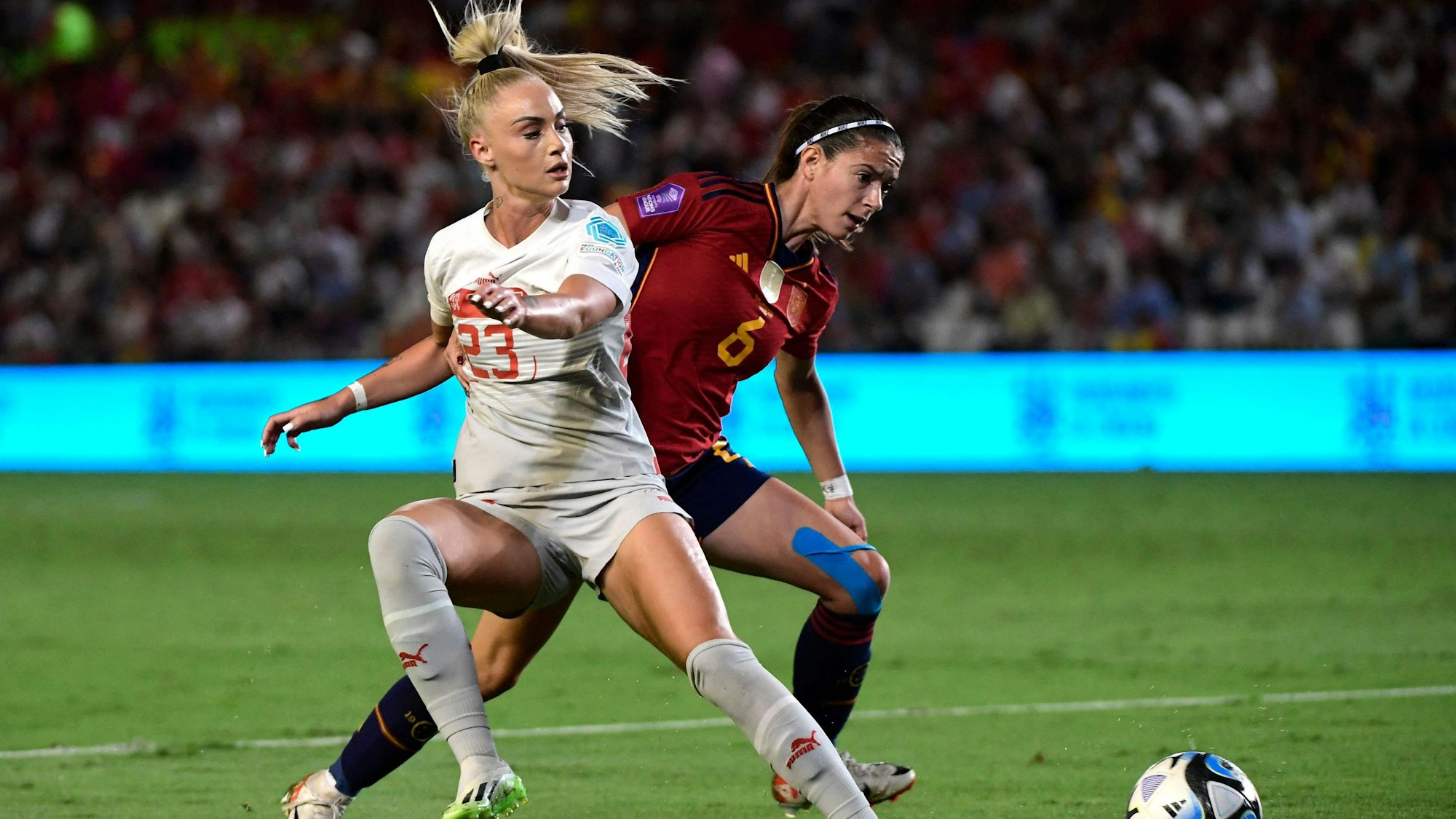 Die Schweizer Stürmerin Alisha Lehmann kämpft mit der spanischen Mittelfeldspielerin Aitana Bonmati während des UEFA Women's Nations League-Fußballspiels zwischen Spanien und der Schweiz am 26. September 2023.