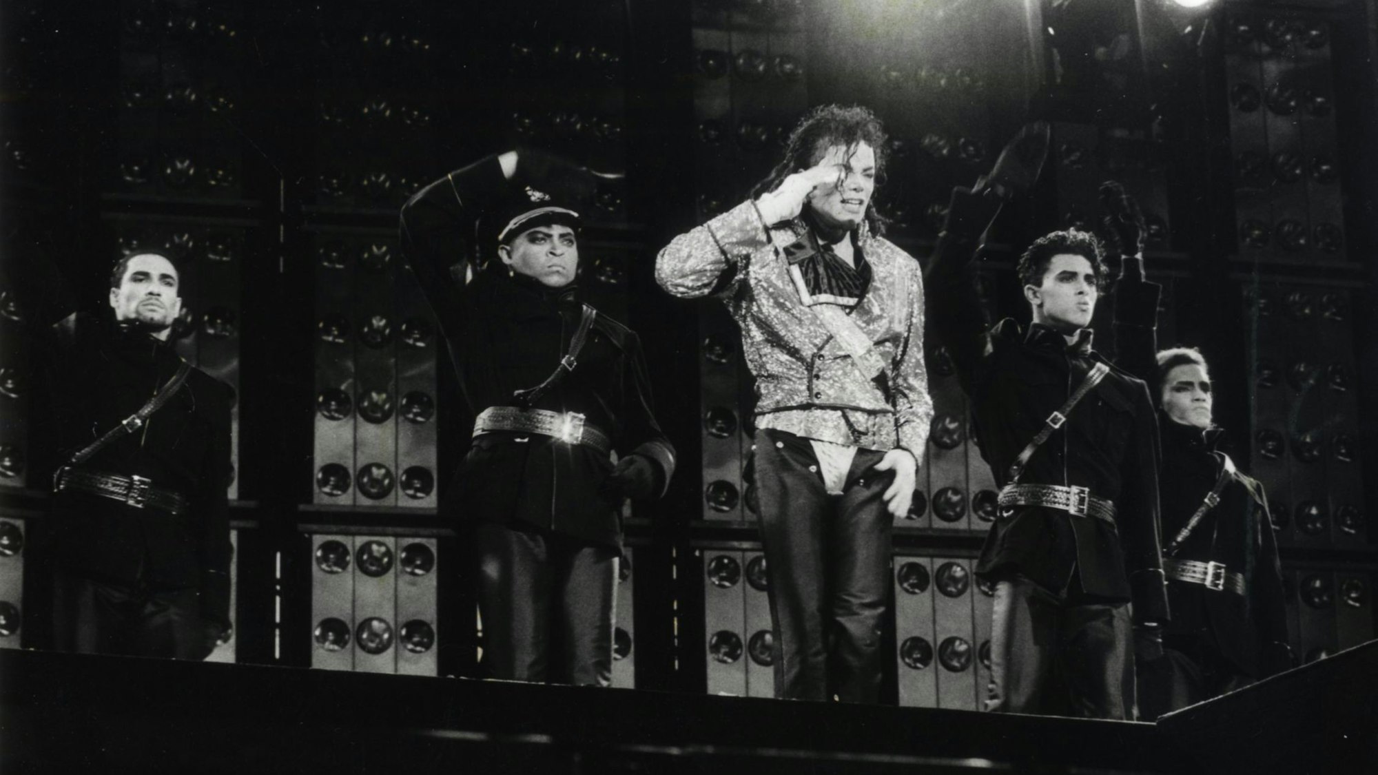 Ein schwarz-weiß Foto von Michael Jackson auf der Bühne.