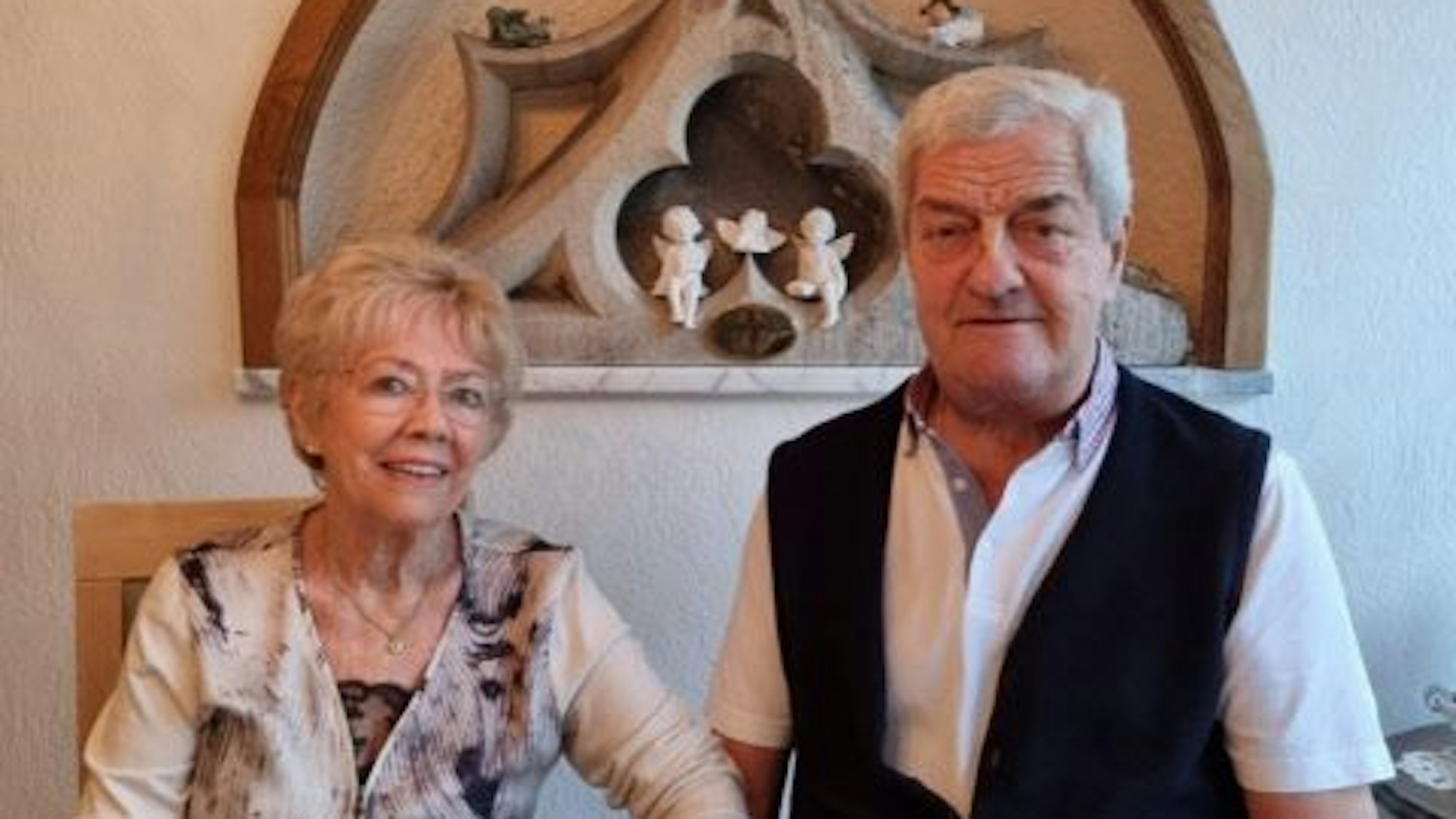 Sibylle und Heinrich Böllecke mit einem Originalstück des Kölner Doms im Hintergrund