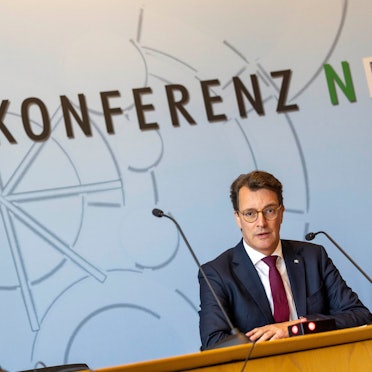 10.10.2023, Nordrhein-Westfalen, Düsseldorf: Hendrik Wüst (CDU), Ministerpräsident des Landes Nordrhein-Westfalen, nimmt an einer Landespressekonferenz im Düsseldorfer Landtag teil. Foto: Thomas Banneyer/dpa +++ dpa-Bildfunk +++