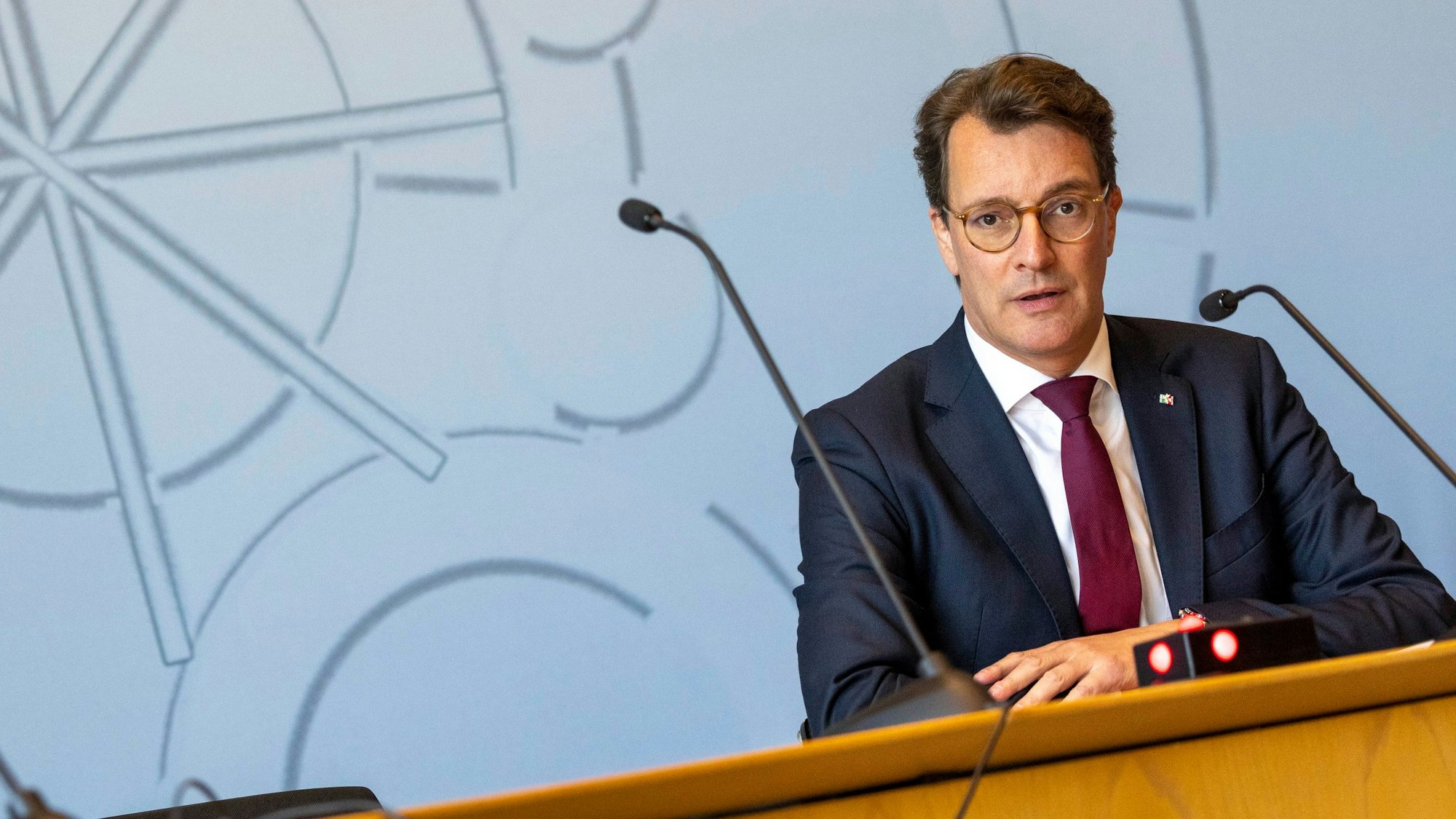 10.10.2023, Nordrhein-Westfalen, Düsseldorf: Hendrik Wüst (CDU), Ministerpräsident des Landes Nordrhein-Westfalen, nimmt an einer Landespressekonferenz im Düsseldorfer Landtag teil. Foto: Thomas Banneyer/dpa +++ dpa-Bildfunk +++