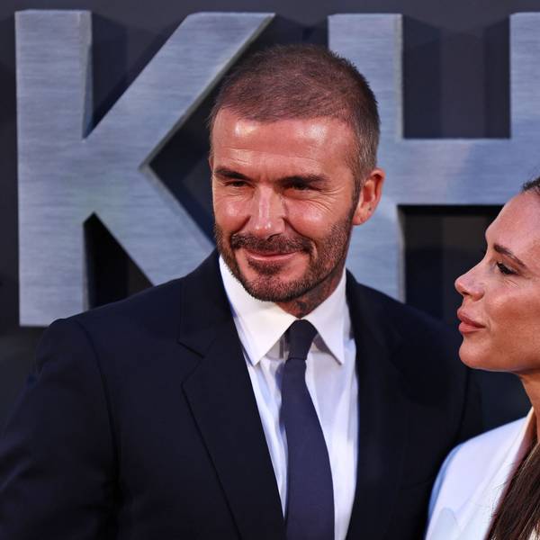 Der ehemalige englische Fußballspieler David Beckham und seine Frau Victoria Beckham posieren auf dem roten Teppich bei ihrer Ankunft zur Premiere von „Beckham“ in London.
