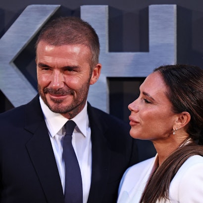 Der ehemalige englische Fußballspieler David Beckham und seine Frau Victoria Beckham posieren auf dem roten Teppich bei ihrer Ankunft zur Premiere von „Beckham“ in London.