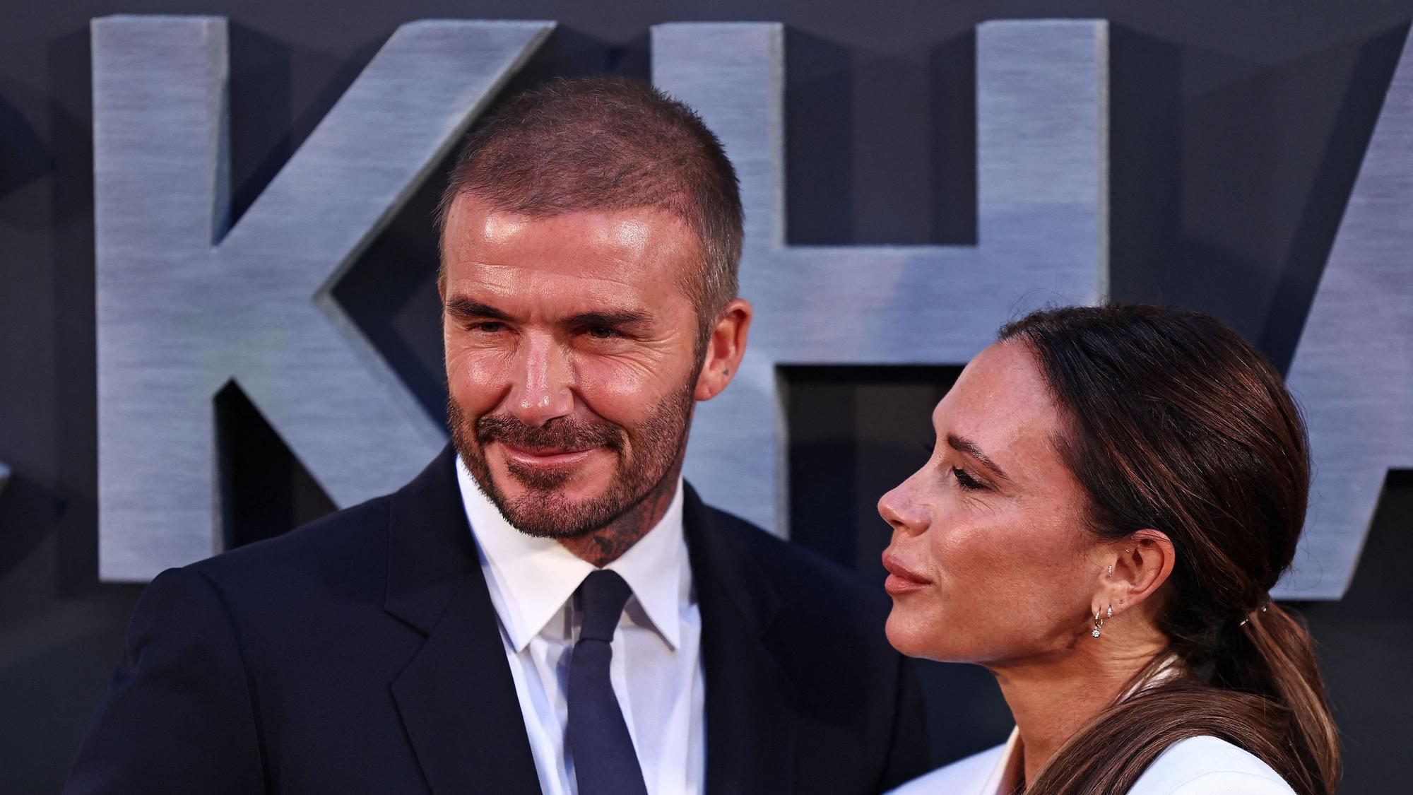 Der ehemalige englische Fußballspieler David Beckham und seine Frau Victoria Beckham posieren auf dem roten Teppich bei ihrer Ankunft zur Premiere von „Beckham“ in London.