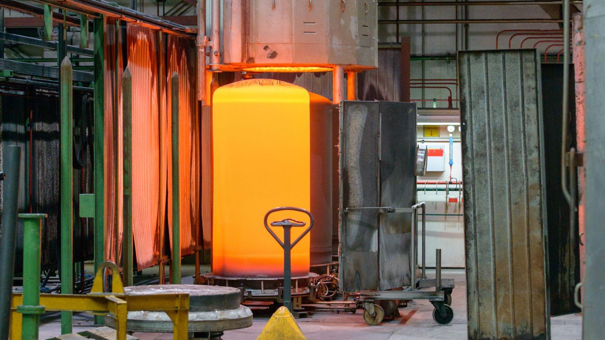 In einem Glühofen im Schoeller Werk in Hellenthal ist hellrot glühendes Material zu sehen.