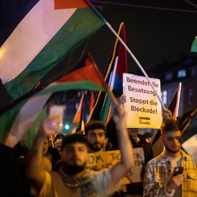 09.10.2023, Nordrhein-Westfalen, Duisburg: «Beendet die Besatzung - Stoppt die Blockade», heißt es auf einem Banner eines Demonstranten nach einer pro-palästinensischen Kundgebung. Nach der Kundgebung zogen Teilnehmer etwa einen Kilometer durch den Stadtteil Hochfeld und schwenkten palästinensische Flaggen. Foto: Christoph Reichwein/dpa +++ dpa-Bildfunk +++