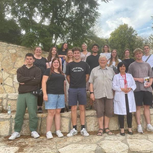 Die Gruppe von Jugendinterkult mit Leiter Gregor Schröder (vorne Mitte) beim Besuch des Caritas Baby Hospitals in Bethlehem.