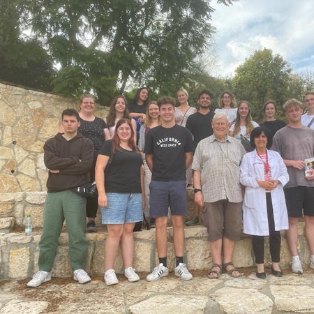 Die Gruppe von Jugendinterkult mit Leiter Gregor Schröder (vorne Mitte) beim Besuch des Caritas Baby Hospitals in Bethlehem.