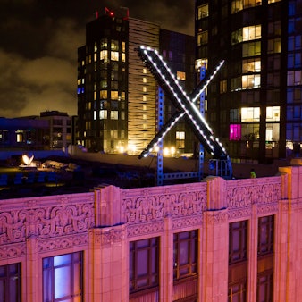 Arbeiter installieren die Beleuchtung eines "X"-Schildes auf dem Hauptsitz des Unternehmens, das früher als Twitter bekannt war, in der Innenstadt.