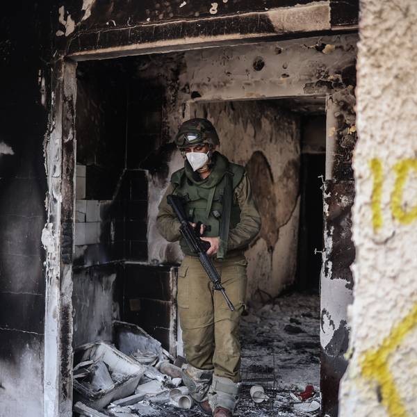 Ein israelischer Soldat inspiziert ein zerstörtes Haus. Die Hamas-Terroristen haben mehrere Häuser in der Nähe des Gazastreifens niedergebrannt, so auch das Haus der Großmutter von Mor Bayder, wie Aufnahmen von CNN zeigen. (Symbolbild)