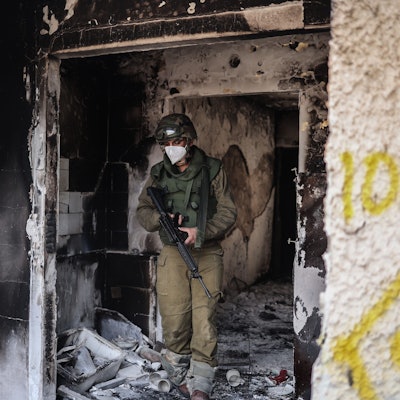 Ein israelischer Soldat inspiziert ein zerstörtes Haus. Die Hamas-Terroristen haben mehrere Häuser in der Nähe des Gazastreifens niedergebrannt, so auch das Haus der Großmutter von Mor Bayder, wie Aufnahmen von CNN zeigen. (Symbolbild)