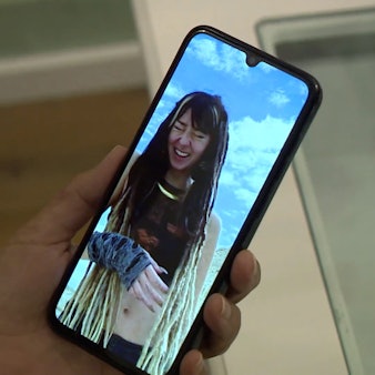 09.10.2023, Baden-Württemberg, Sulz am Neckar: Orly Louk, Tante der 22-jährigen Shani Louk, sitzt auf einer Couch und zeigt ein Handyfoto ihrer Nichte. In einer beispiellosen Aktion hatte die islamistische Hamas Israel am Samstag angegriffen, mehr als 1000 Menschen getötet und mehr als 100 Geiseln in den Gazastreifen verschleppt. Ziel der Angriffe war auch ein Musikfestival, das die 22-jährige Shani Louk nach Angaben ihrer Familie besucht hatte. Foto: David Pichler/TNN/dpa +++ dpa-Bildfunk +++