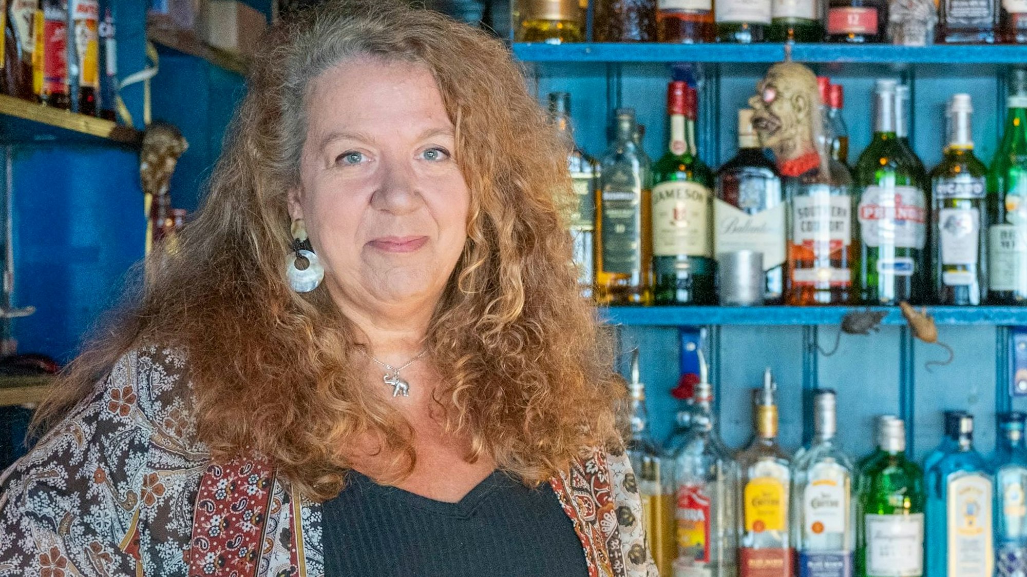 Nada Abdin lehnt an einer Theke.