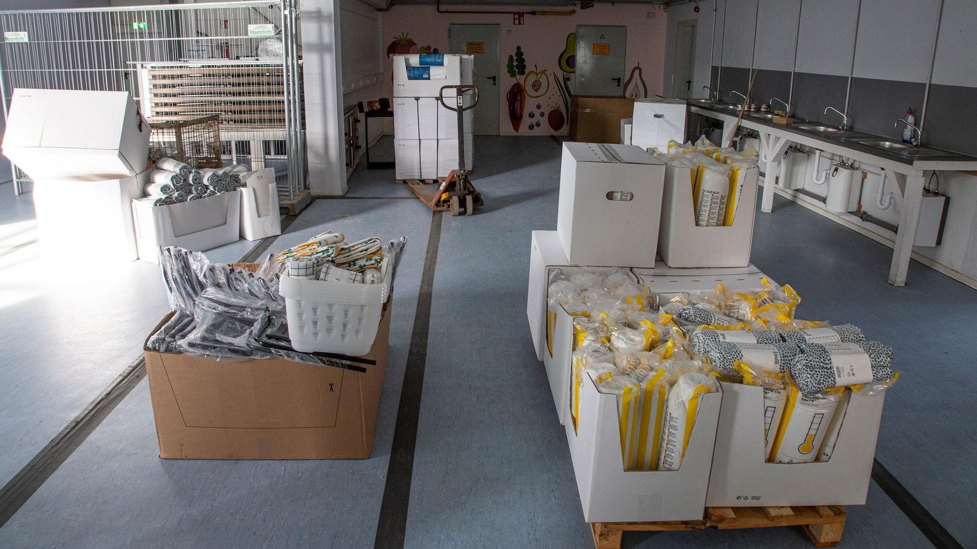 Die Stadt Hennef richtet die zwischenzeitlich als Lager genutzte Wohnboxenhalle für die Aufnahme von Geflüchteten aus der Ukraine her.