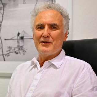 Der Gummersbacher Mediziner Dr. Ralph Krolewski sitzt an seinem Schreibtisch.