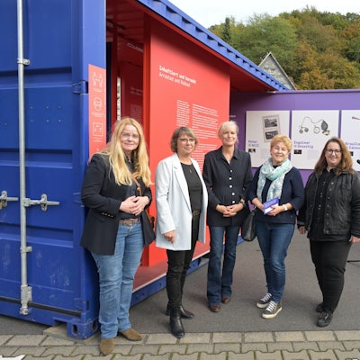 Elke Günzel, Dr. Anke Münster, Eva Cichy, Marina Wittka, Bondina Schulze stehen vor Ausstellung nebeneinander.