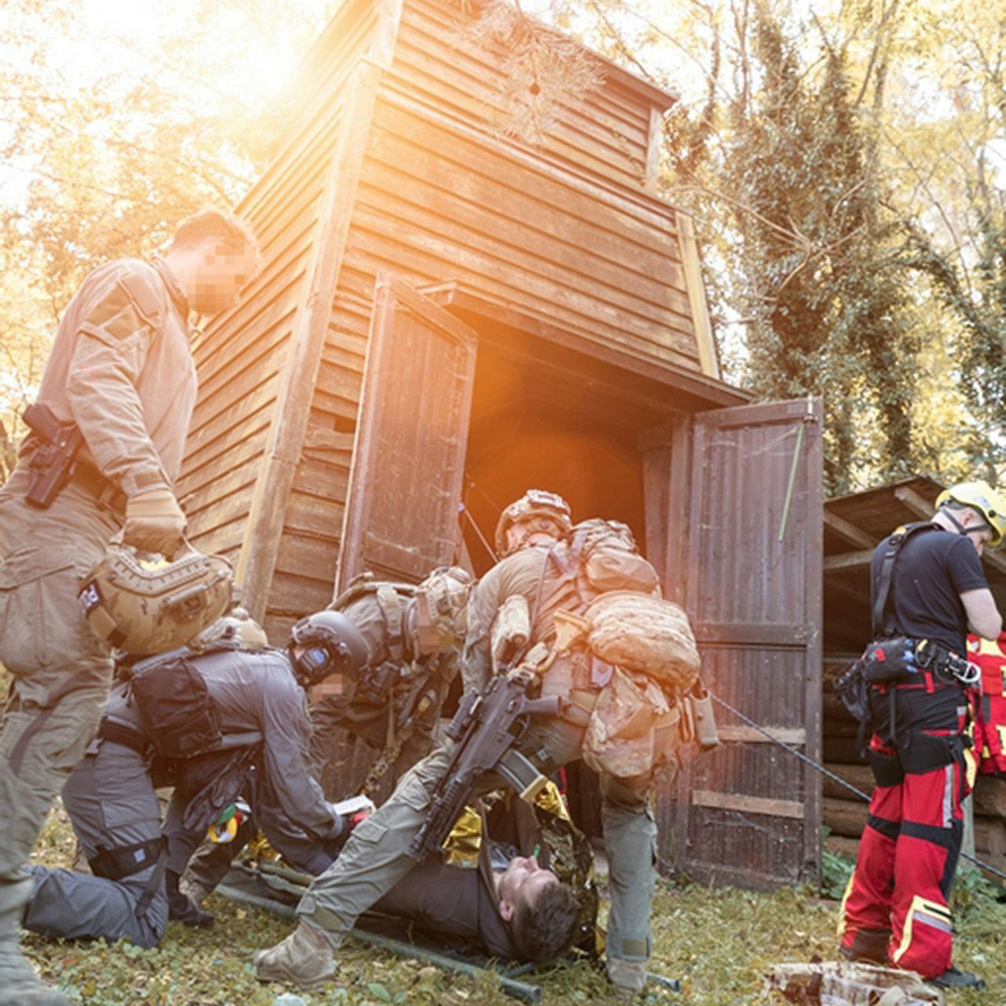 Spezialeinsatzkräfte bergen den Darsteller eines Verletzten. Im Hintergrund ist ein hölzerner Förderturm auf dem Mechernicher Bergwerksgelände zu sehen.