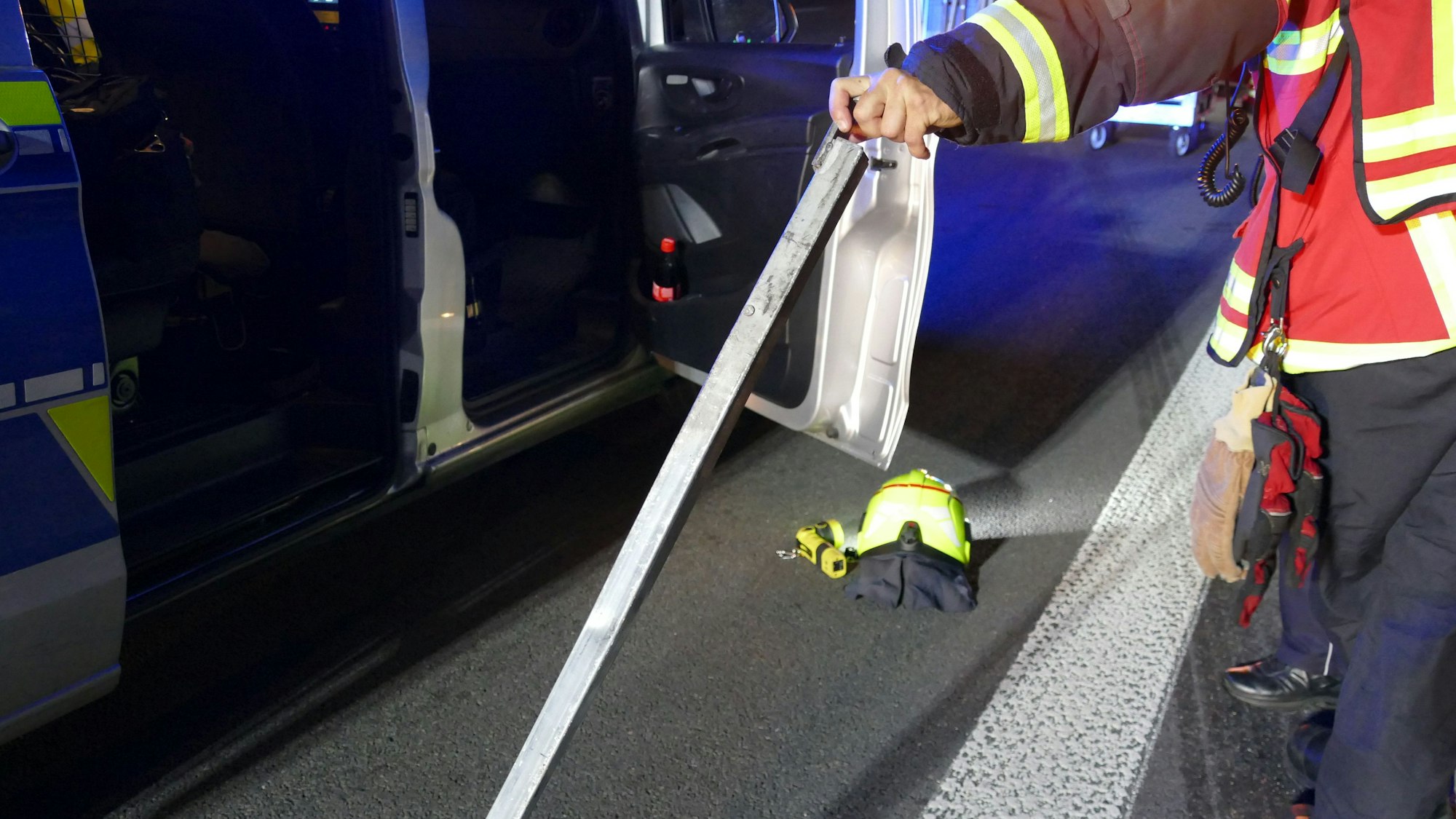 Feuerwehrmann zeigt eine Metallstange.