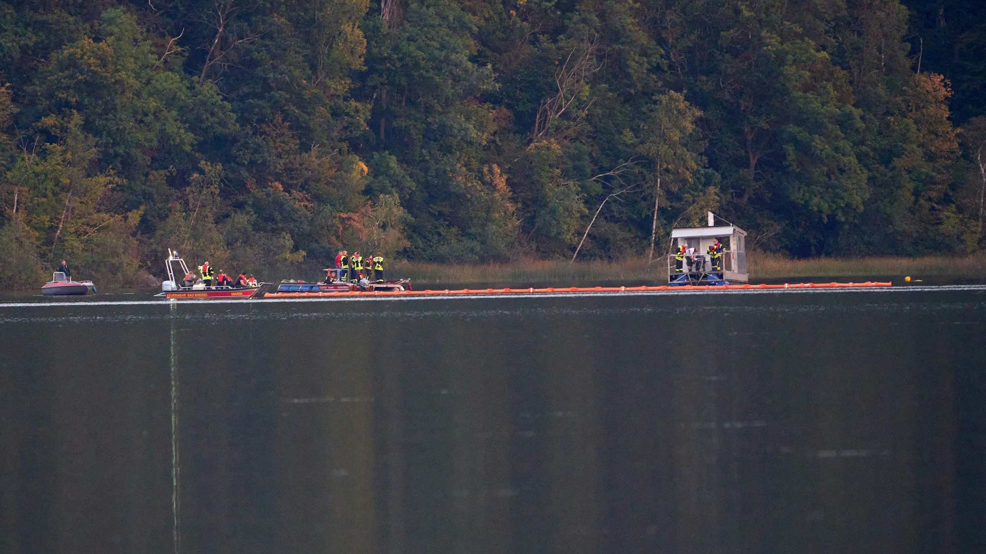 Maria Laach in Rheinland-Pfalz: Rettungskräfte suchen auf dem Laacher See nach dem Piloten eines Tragschraubers, der in den See gestürzt war.