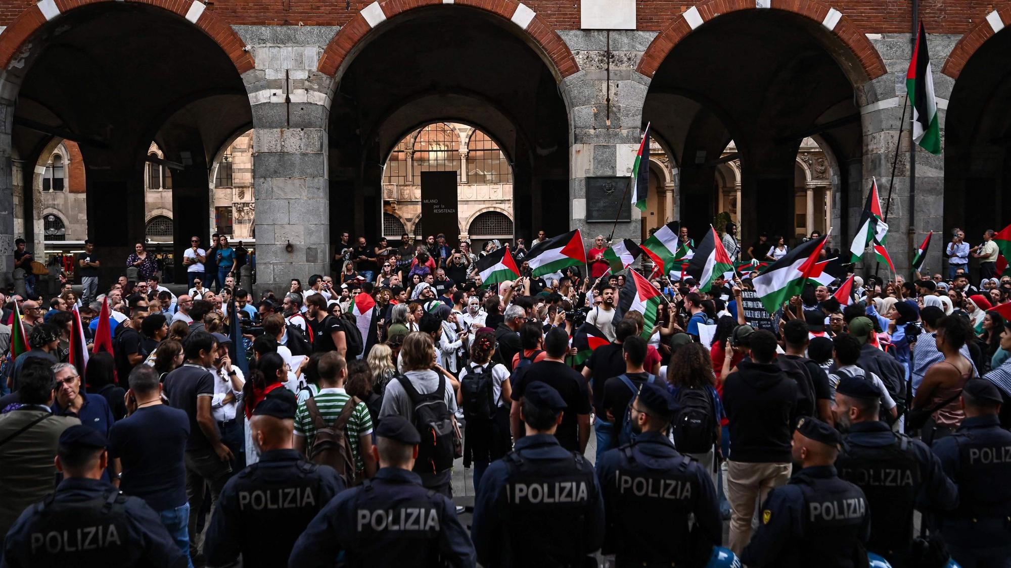 Italienische Polizisten stehen während einer Kundgebung zur Unterstützung der Palästinenser im Zentrum von Mailand.