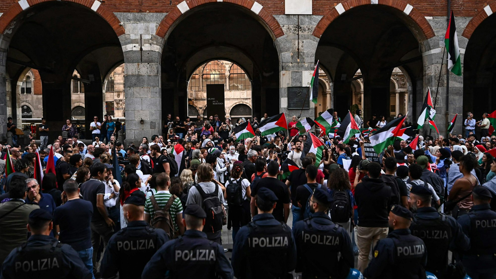 Italienische Polizisten stehen während einer Kundgebung zur Unterstützung der Palästinenser im Zentrum von Mailand.