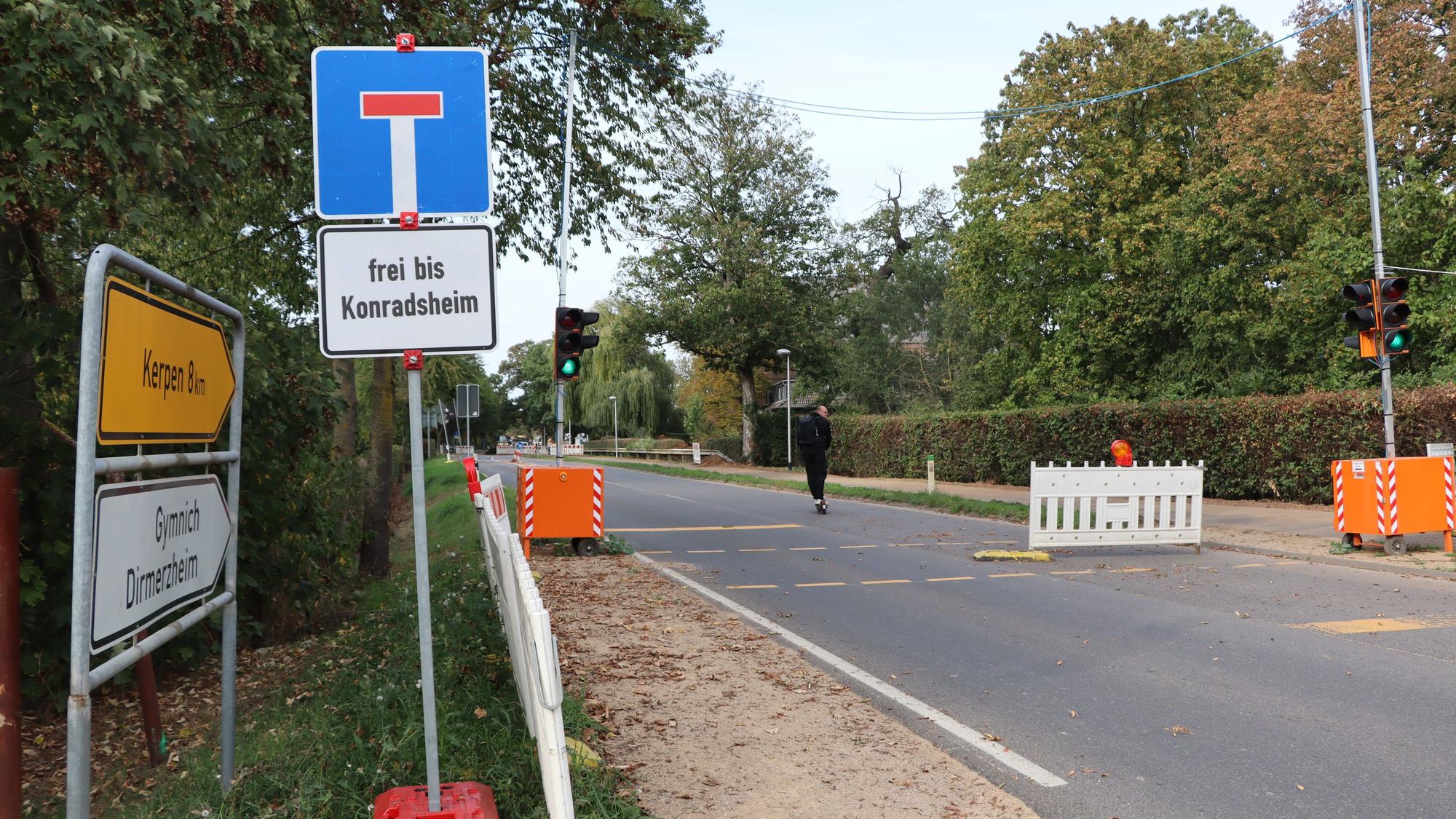 Die Straße ist mit Warnbaken gesperrt.