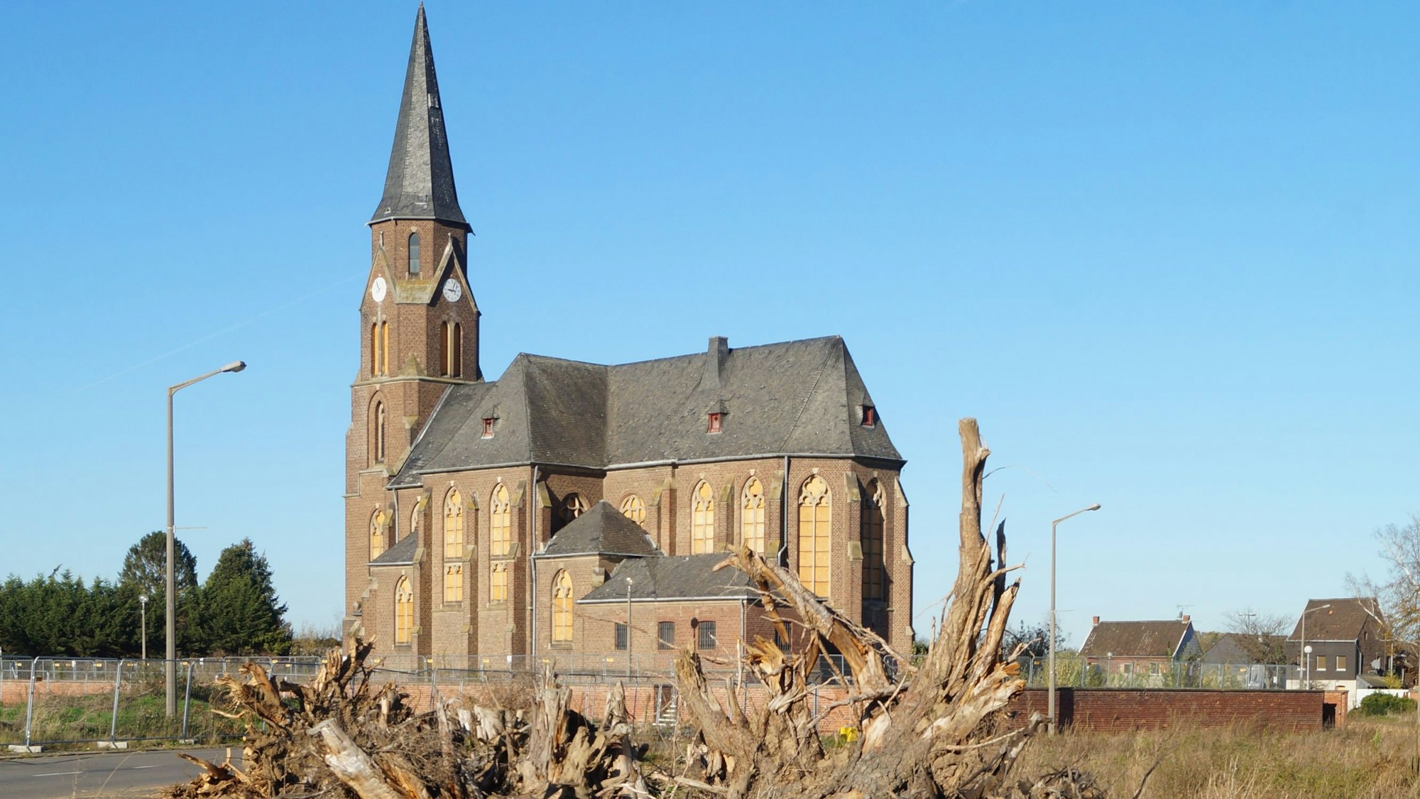 Das Foto zeigt die Kirche in Manheim-alt.