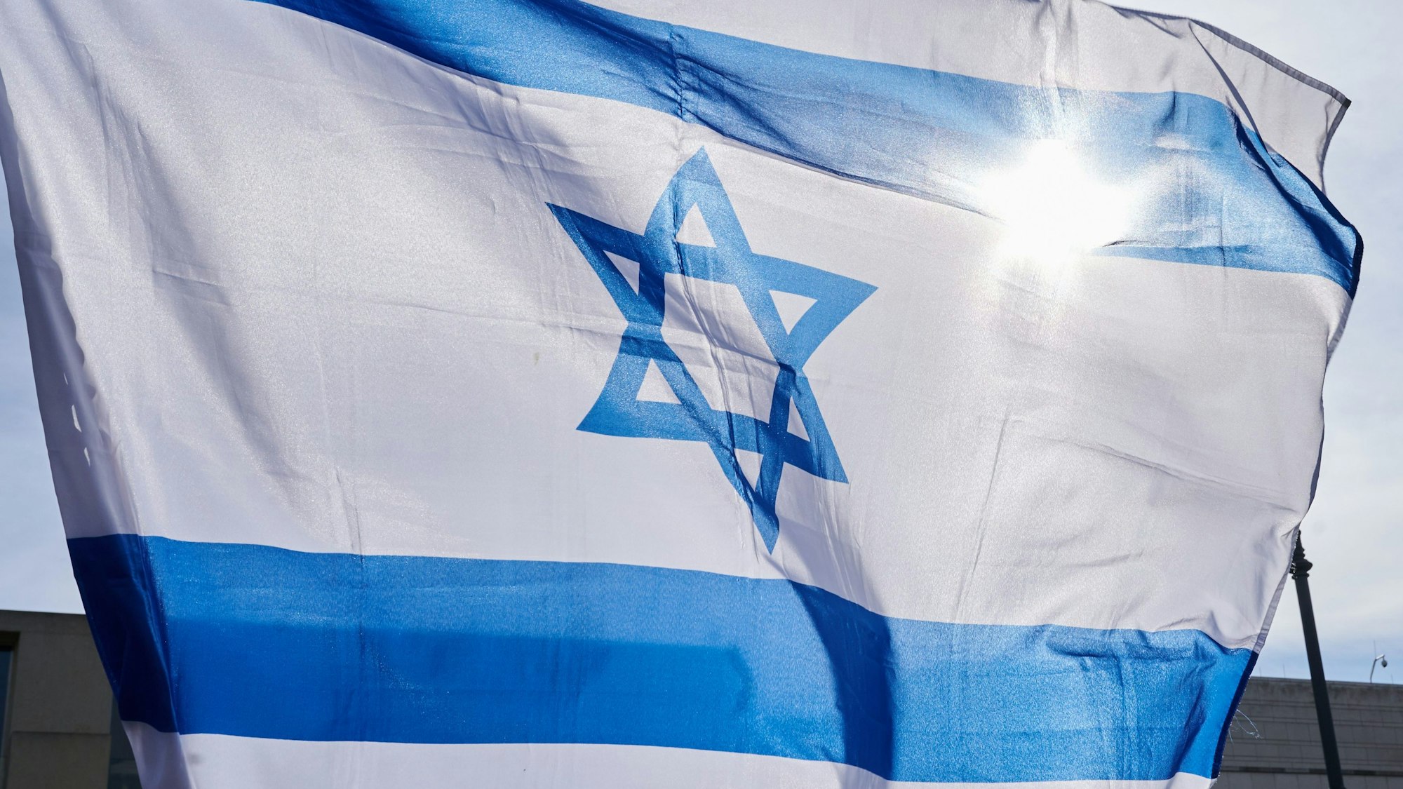 Eine israelische Flagge weht zur Solidaritätskundgebung gegen den Hamas-Angriff.