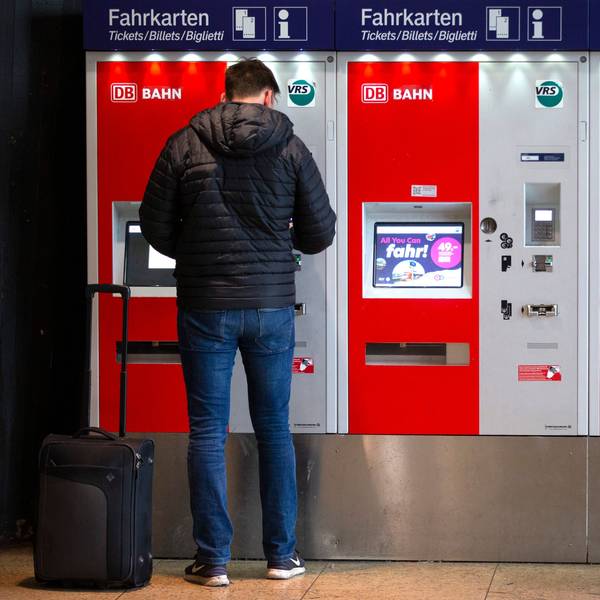 Ein Mann steht an Fahrkartenautomaten im Hauptbahnhof.