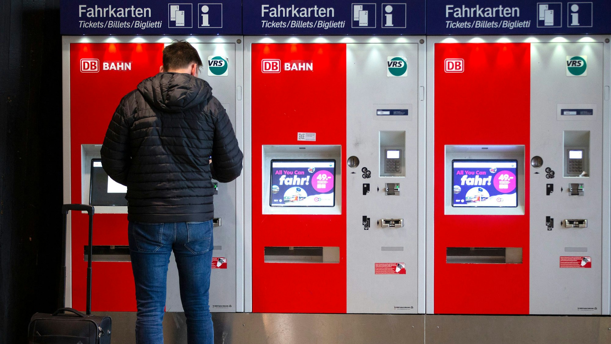 Ein Mann steht an Fahrkartenautomaten im Hauptbahnhof.