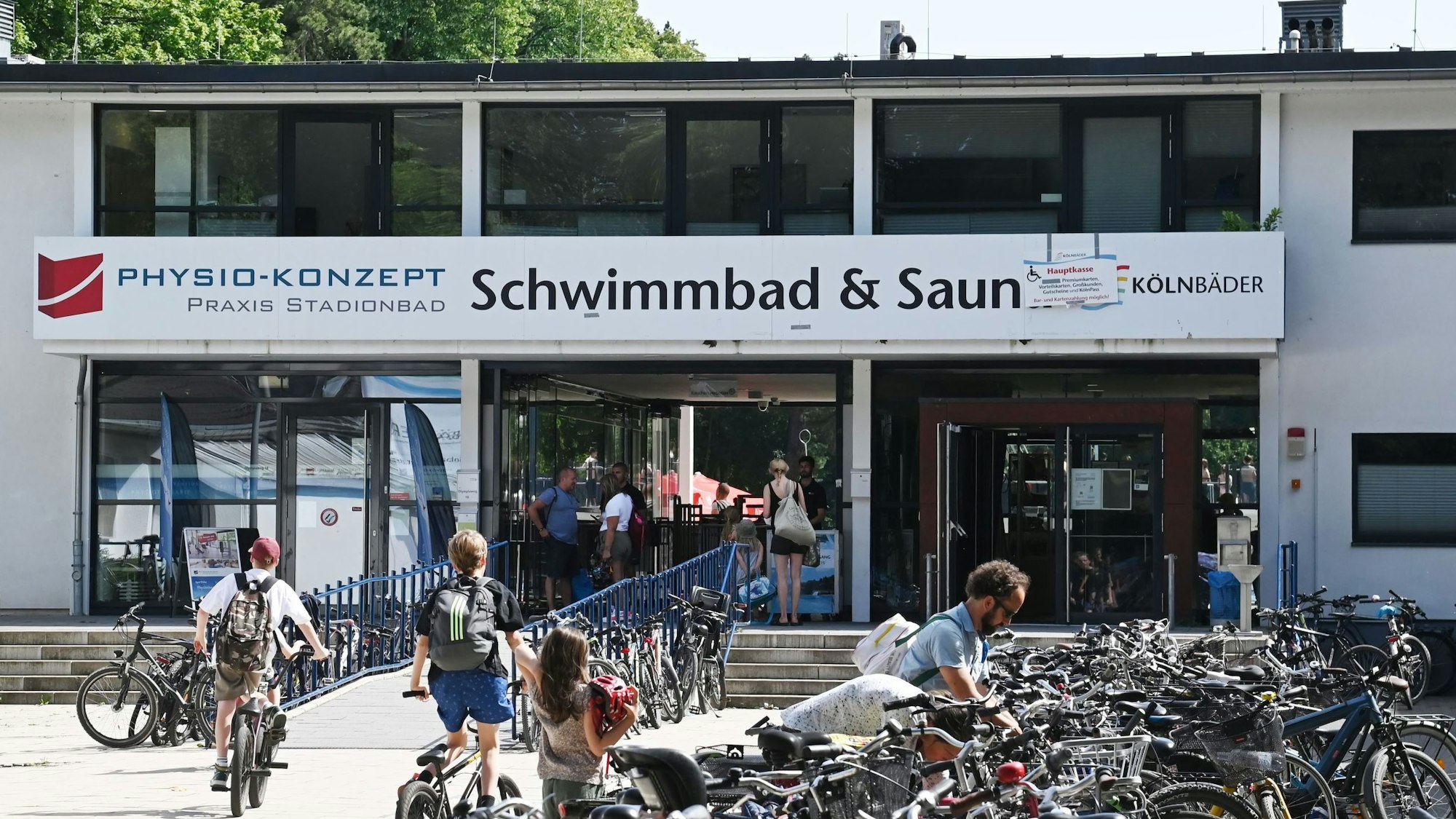 Der Eingangsbereich des Stadionbads in Köln-Müngersdorf.