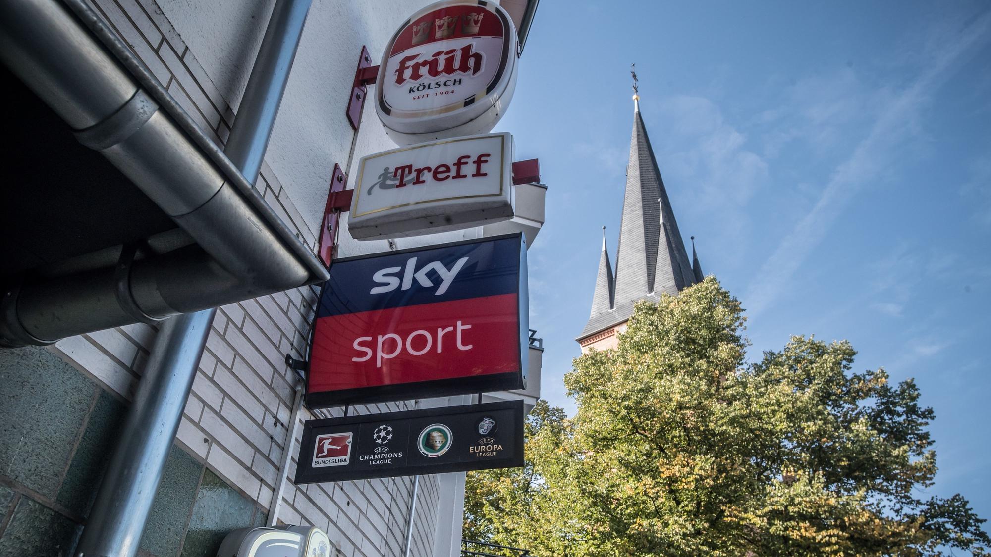 Sky ist teuer für Kneipen (hier der Wiesdorfer Treff). Aber auch für Privatleute, von denen einige Post vom Staatsanwalt bekommen habe, die sich in einem Opladener Geschäft einen illegalen Zugang gekauft hatten.