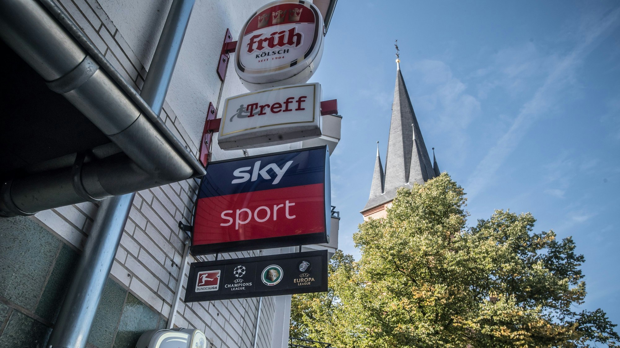 Sky ist teuer für Kneipen (hier der Wiesdorfer Treff). Aber auch für Privatleute, von denen einige Post vom Staatsanwalt bekommen habe, die sich in einem Opladener Geschäft einen illegalen Zugang gekauft hatten.